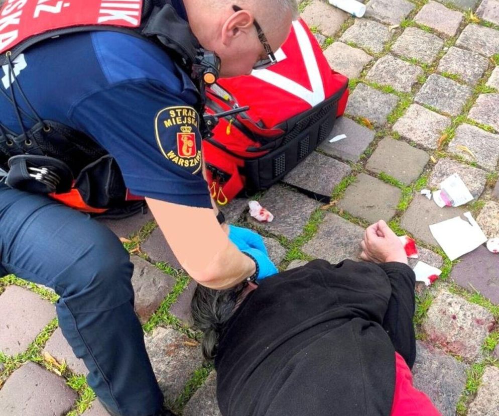 Nikt nie zareagował, gdy upadł na bruk. Dramatyczna akcja straży miejskiej w Warszawie