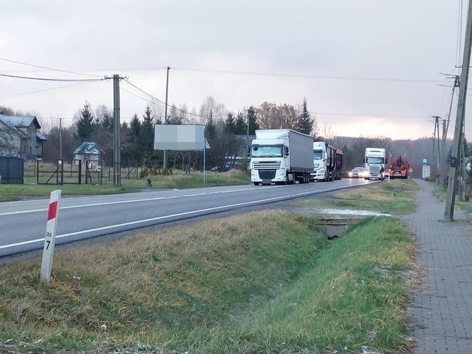 Śmiertelny wypadek na DK42 w Parszowie. Kierowca tira potrącił 14-latkę na przejściu [ZDJĘCIA].