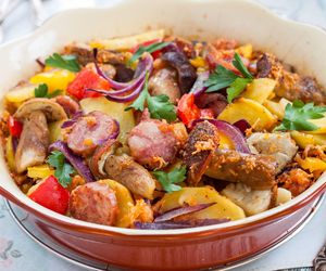 Kiełbasa z warzywami z patelni. Prosty przepis na obiad jednogarnkowy