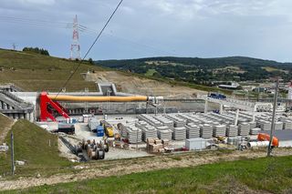 Betonowe elementy do budowy pierścieni tworzących obudowę nowego tunelu na S19