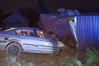 Polanka Wielka. 30-latek stracił panowanie nad bmw i wbił się w cudzy garaż. Uszkodził dwa inne pojazdy