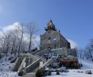 Góra tajemnic zachwyca turystów od wielu lat. Z Wrocławia dojedziemy tu w niecałą godzinę 