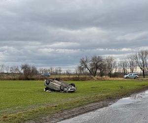 Nastolatka wypadła z opla przez przednią szybę. Wezwano śmigłowiec LPR