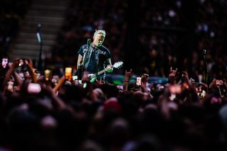 James Hetfield na zdjęciu z nową partnerką. “Czyni mnie najszczęśliwszą dziewczyną na świecie”