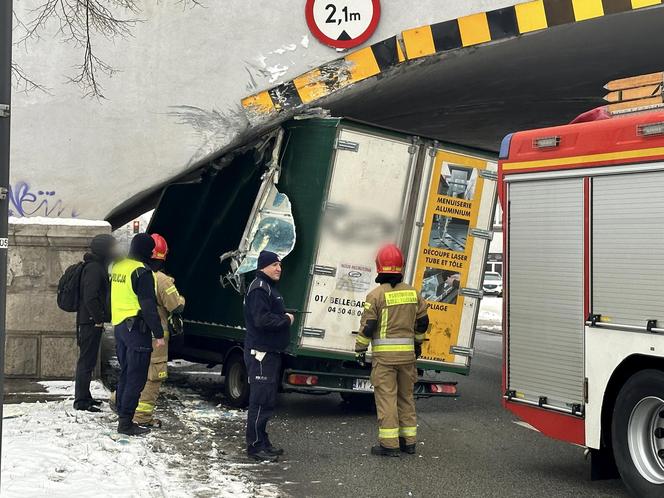 Totalna demolka na Targowej. Wpakował się pod niski wiadukt, ze skrzyni zostały strzępy