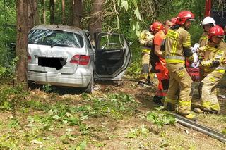 Koszmarny wypadek w Ciepielowie. Auto gruchnęło w drzewo. Cztery osoby ranne