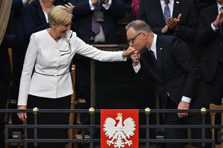 Agata Duda z kokardą na ramieniu w Sejmie