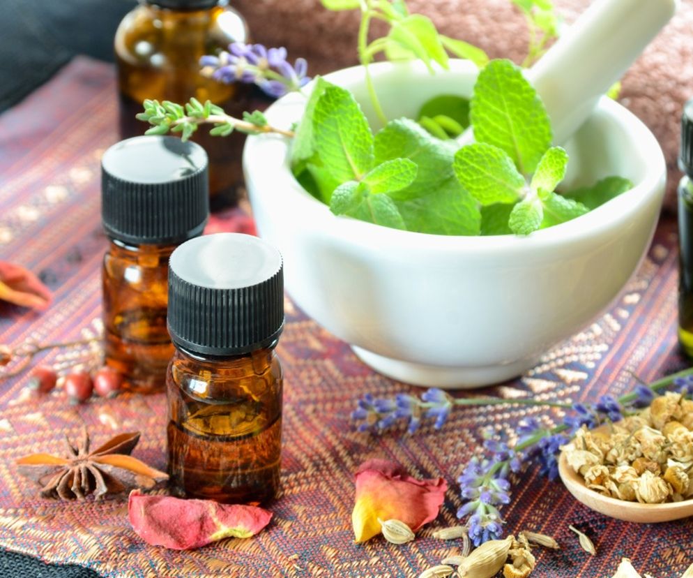 Olejek z drzewa herbacianego ma właściwości antyseptyczne, dlatego można go stosować bezpośrednio na drobne krostki i pryszcze.