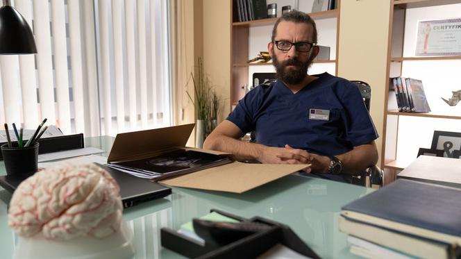 Na dobre i na złe, odcinek 731. Artur Bart (Piotr Głowacki)