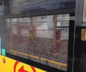 Warszawa. Autobusy miejskie ostrzelane na Marszałkowskiej. Na miejscu policja [ZDJĘCIA]