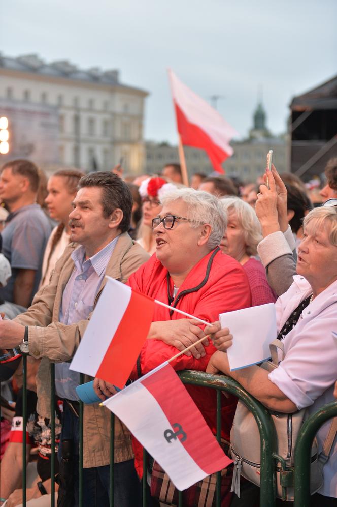 Warszawa śpiewała dla powstańców. "Jesteście naszą dumą!"