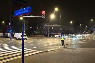 Kobieta walczy o życie po wypadku na al. Niepodległości w Warszawie. Pijany kierowca potrącił ją na zielonym świetle