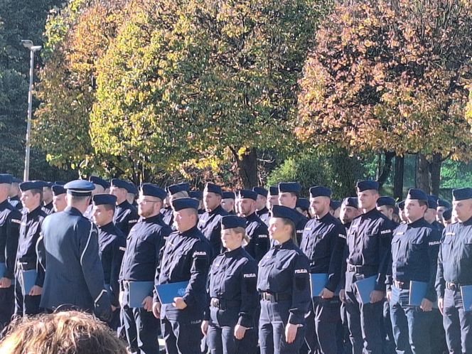 Uroczyste zakończenie szkolenia policyjnego w Katowicach. Ponad 200 nowych policjnatów