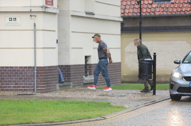 Papieros w jednej ręce, kradziona biżuteria - w drugiej. Beztroski złodziej w rękach policji