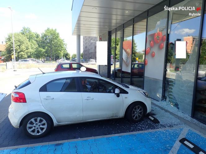 Rybnik. Nieoczekiwana wizyta w markecie. Wjechał autem na zakupy [ZDJĘCIA]
