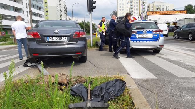 Roztrzaskany radiowóz na Ursynowie. Policjanci uderzyli w osobówkę