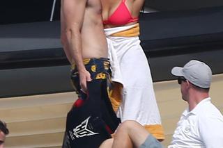 Nina Dobrev i Austin Stowell całują się