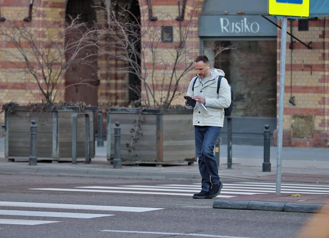 Janusz Kowalski przechodzi przez pasy na czerwonym