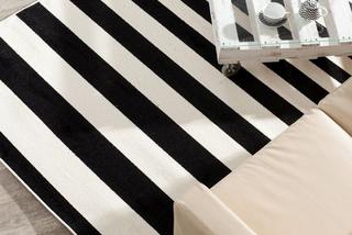 Czarno-biały dywan w paski