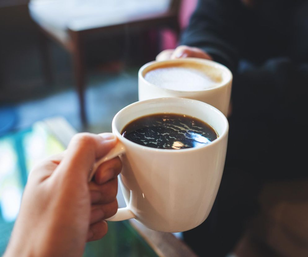 Zbyt dużo kofeiny w ciągu dnia może skończyć się fatalnie. 9 skutków ubocznych