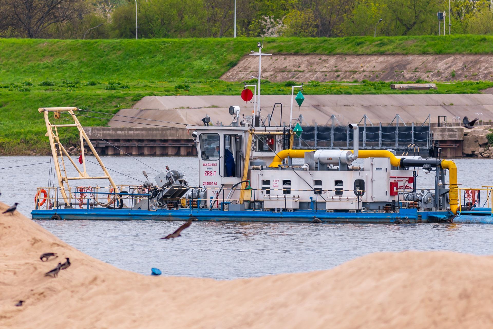 Gruba Kaśka w Warszawie - zdjęcia okrąglaka stojącego pośrodku Wisły