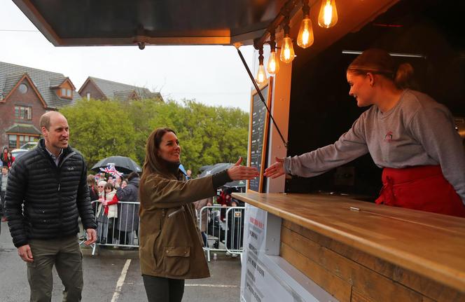 William i Kate w żałobie. Pozują z naręczami pizzy. Co tam się stało?!