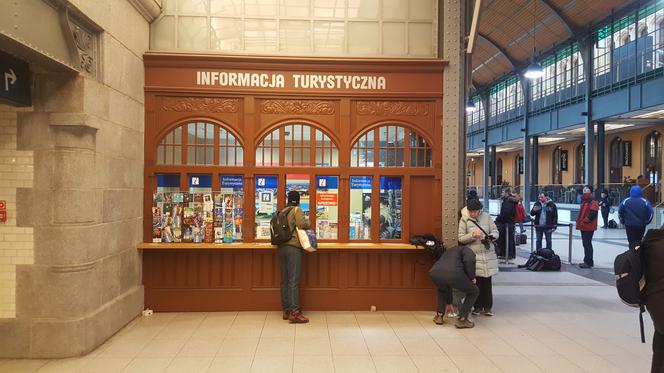 Informacja turystyczna znajduje się naprzeciwko kolejowej