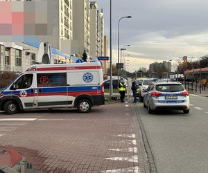Koszmarny wypadek na warszawskim Bródnie. Nastolatek wpadł pod rozpędzoną osobówkę. Utknął pod autem