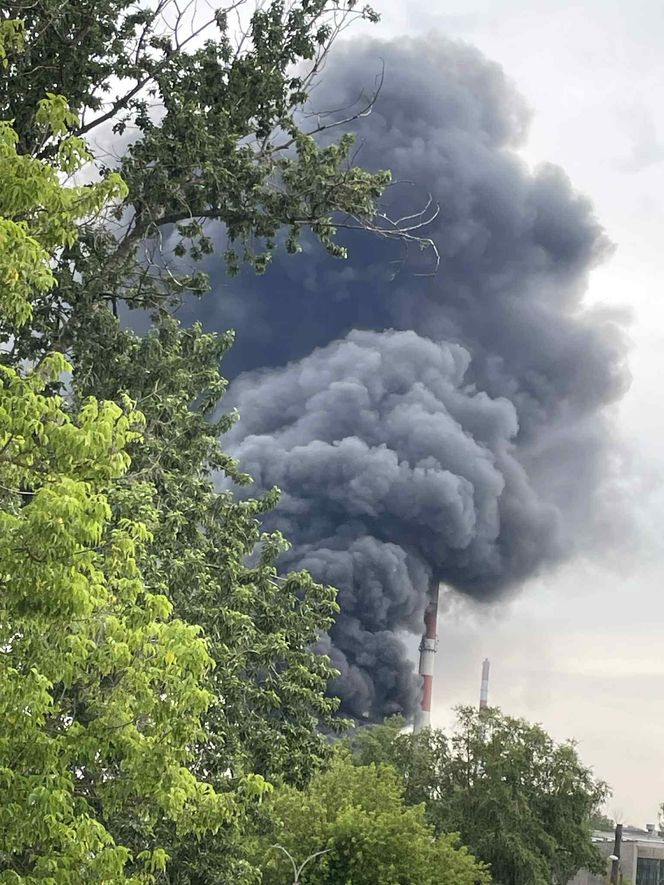 Pożar składowiska opon w Toruniu. Dym widoczny z daleka