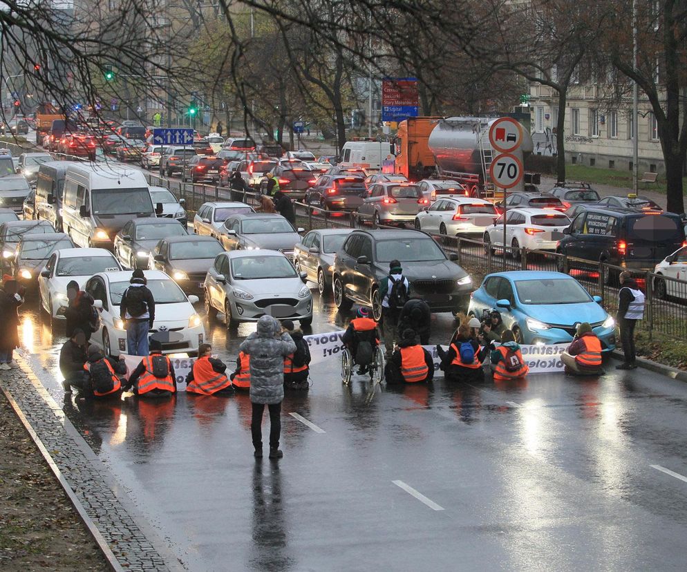 Ostatnie Pokolenie zablokowało Wisłostradę. Furia kierowców. Matka chorego dziecka błagała o przejazd