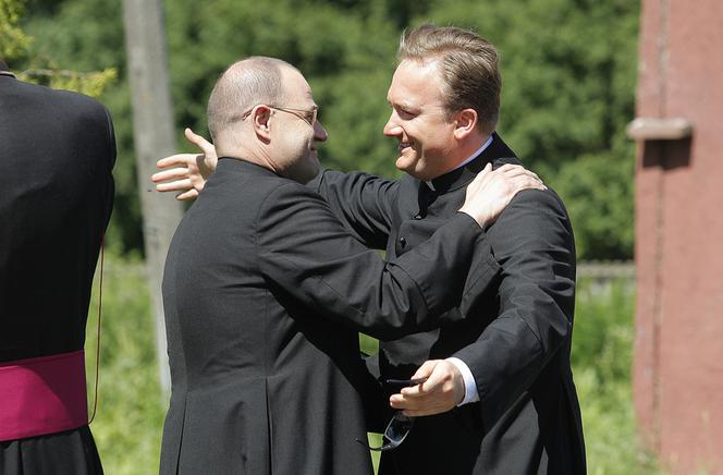 Ranczo 8 sezon. Ksiądz (Cezary Żak), wikary Robert (Bartłomiej Kasprzykowski)
