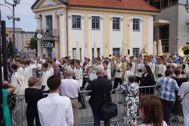 Boże Ciało 2024. Tłumy wiernych przeszły w procesji ulicami Białegostoku