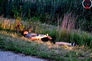 Wielka akcja pod Raszynem. Szukali tajemniczej paczki na dnie stawu. Strażacy wypompowali wodę