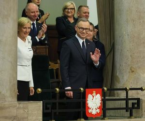 Agata Duda z kokardą na ramieniu w Sejmie