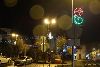 Iluminacja świąteczna Sępólna Krajeńskiego została powieszona do góry nogami.