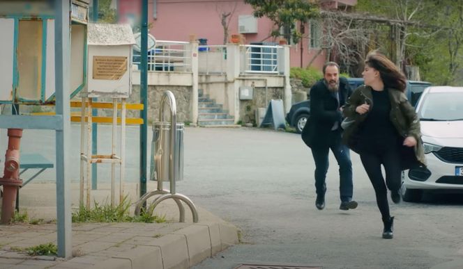 Melis naprowadzi porywacza na trop Zeynep. Dojdzie do tragicznego wypadku i dziewczyna zostanie pojmana.