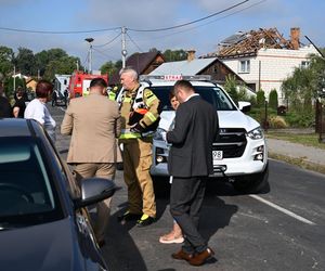 Zniszczony przez drona dach budynku mieszkalnego w miejscowości Wyryki