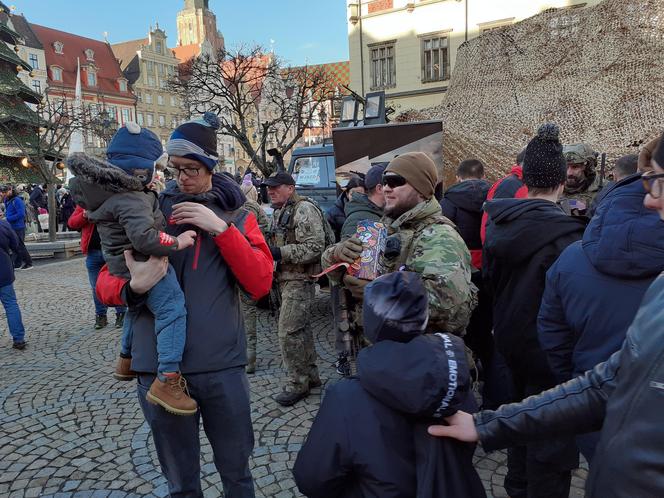 WOŚP 2024 we Wrocławiu. Cały Rynek i ludzie w serduszkach [ZDJĘCIA]