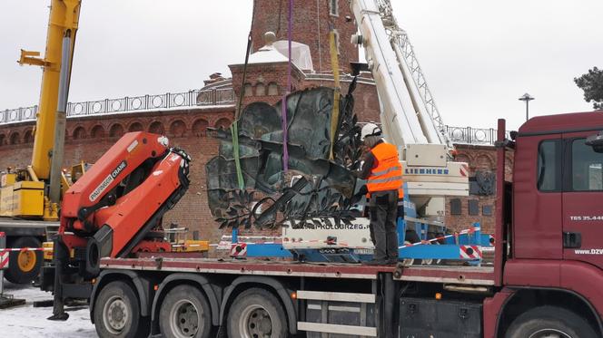 Relikt komunizmu zniknął z latarni morskiej w Kołobrzegu