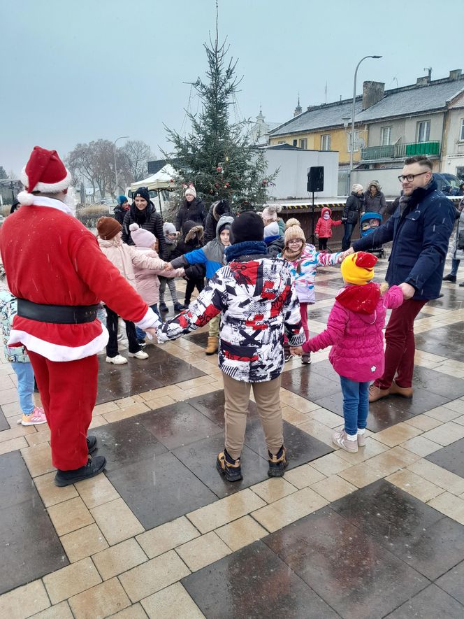 Na rynku w Mordach stanęła choinka