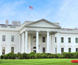 Panika pod Białym Domem. Auto sforsowało bramę. W budynku był Donald Trump!