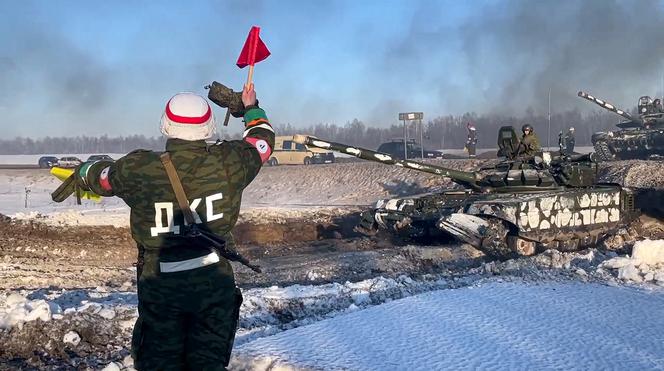Wojna na Ukrainie. Coraz więcej rosyjskich wojsk przy granicy. "Narracja o wycofaniu żołnierzy fałszywa"