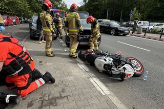 Motocyklista zderzył się z oplem i walnął w forda. Poważny wypadek na Pradze-Północ kont. Warszawa