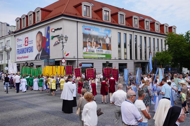 Boże Ciało 2024. Tłumy wiernych przeszły w procesji ulicami Białegostoku