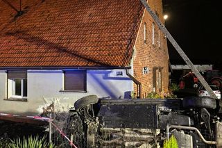 19-latek wypadł z drogi i uderzył w dom. Golf w strzępach, to cud że żyją!