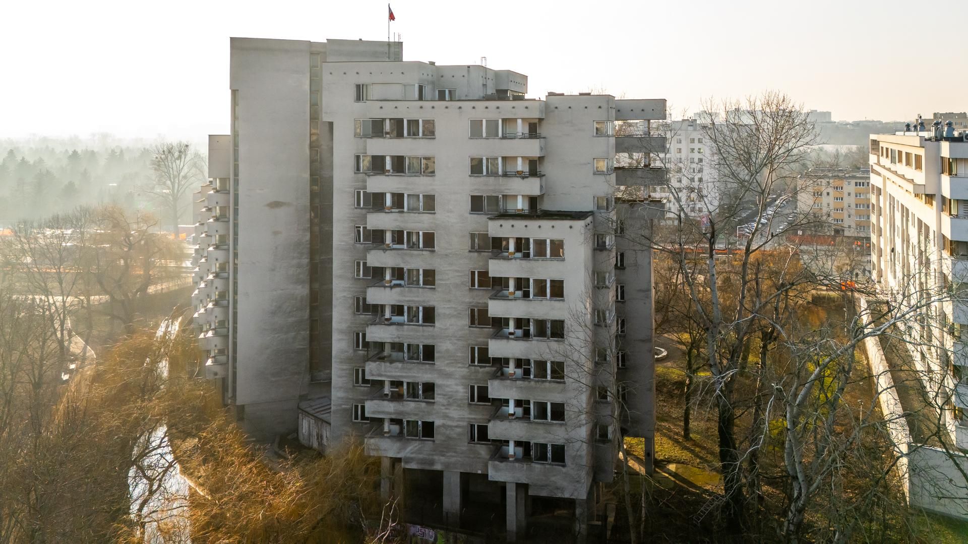 Szpiegowo z lotu ptaka. Blok na Sobieskiego 100 w Warszawie