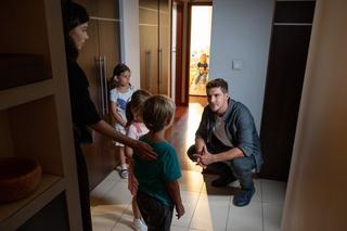 M jak miłość odc. 1551. Marcin (Mikołaj Roznerski), Maja (Laura Jankowska), Szymek (Staś Szczypiński), Amelka (Ninel Kos), Iza (Adriana Kalska)