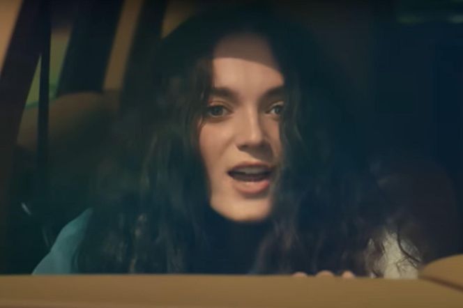 Przerażona Nana będzie obserwowała wszystko z auta 