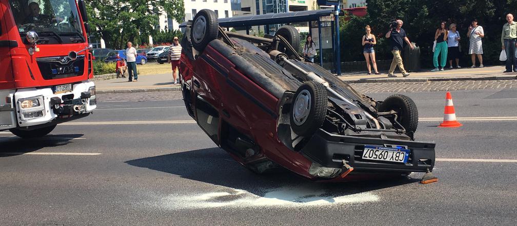 Dachowanie obok ronda Jagiellonów w Bydgoszczy [ZDJĘCIA]