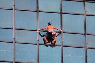 Wdrapał się na szczyt wieżowca w Warszawie